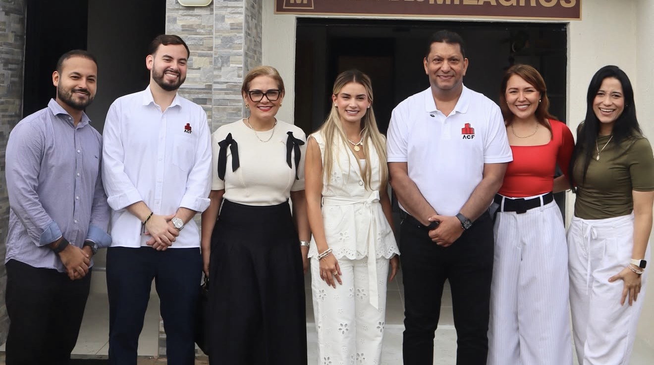 La primera dama, Ana Lucía Pineda, con el equipo de ACF y de la Fundación Colombia Luz y Sonrisas frente a una de las casas modelo.