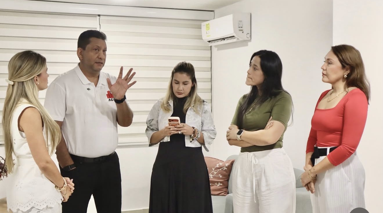 Recorrido por el interior de una de las casas modelo.