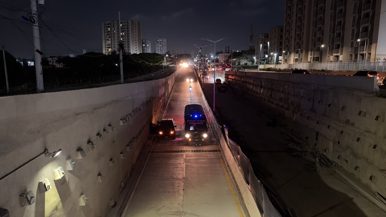 Vehículos circulan por la calzada norte del deprimido de Le Champs en la Gran Vía.