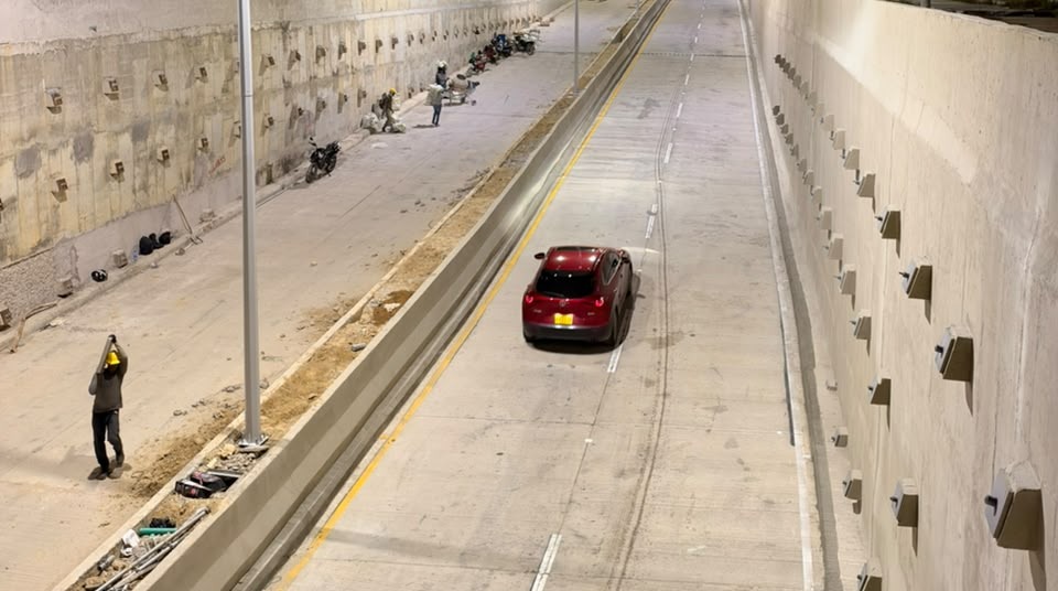 Un vehículo circula por la calzada norte del deprimido de Le Champs mientras avanzan trabajos en la calzada sur.