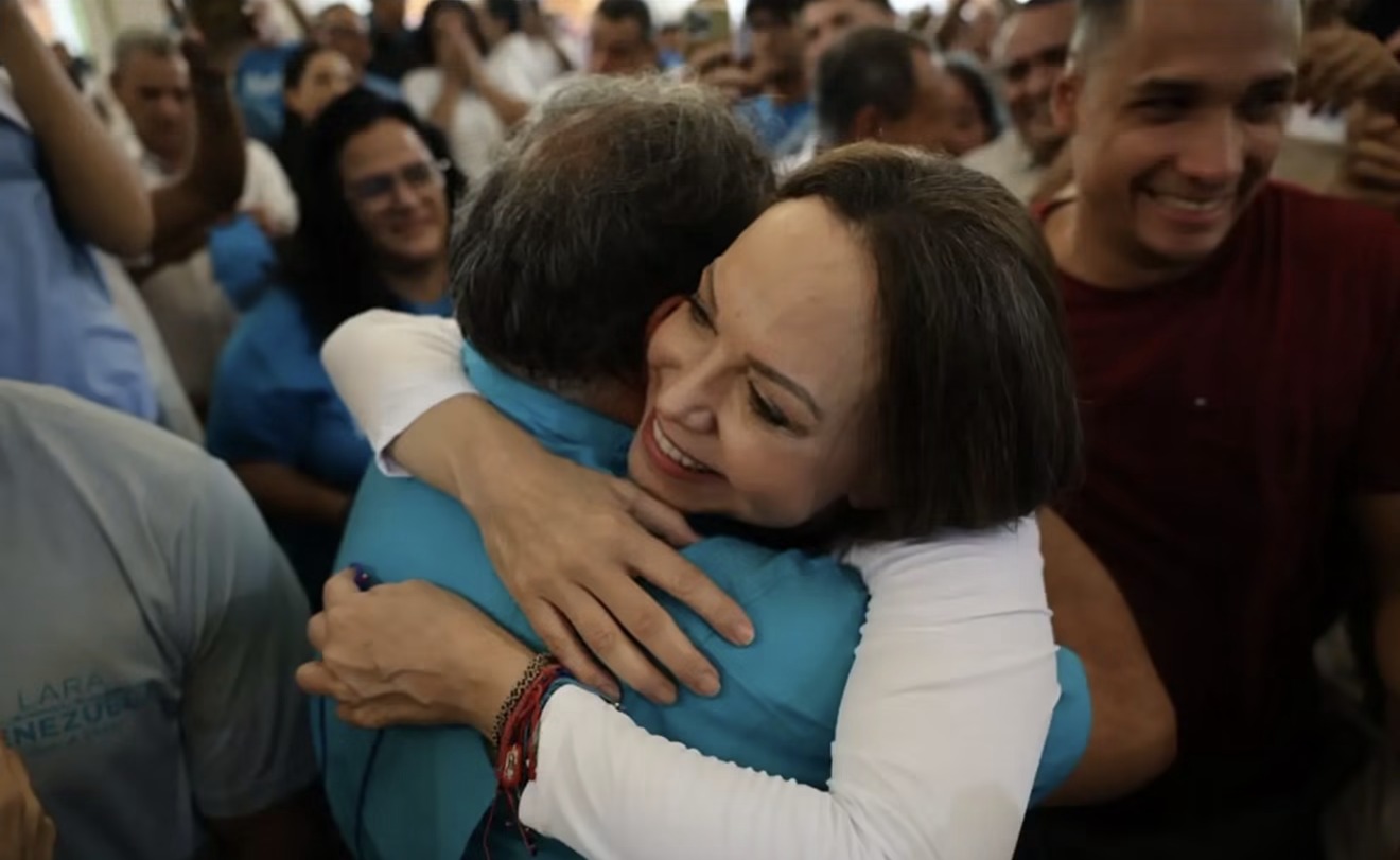 María Corina Machado abraza a un simpatizante en Barquisimeto