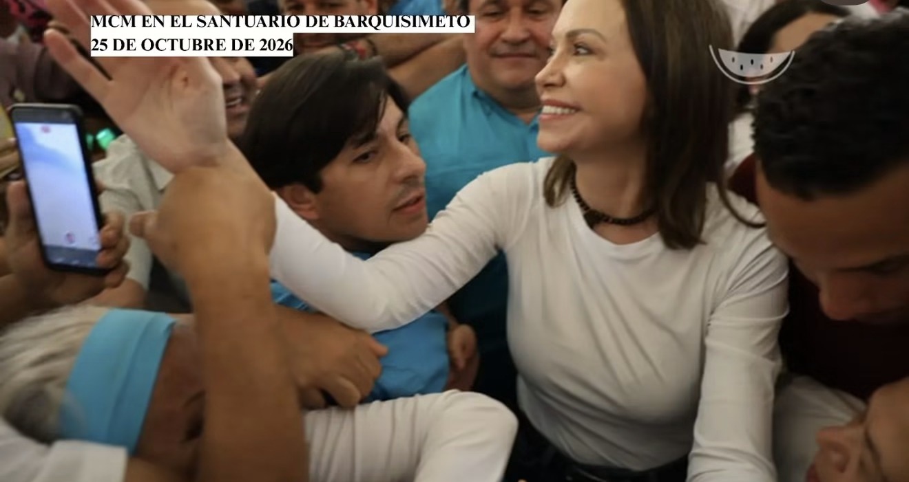 María Corina Machado saluda a sus seguidores