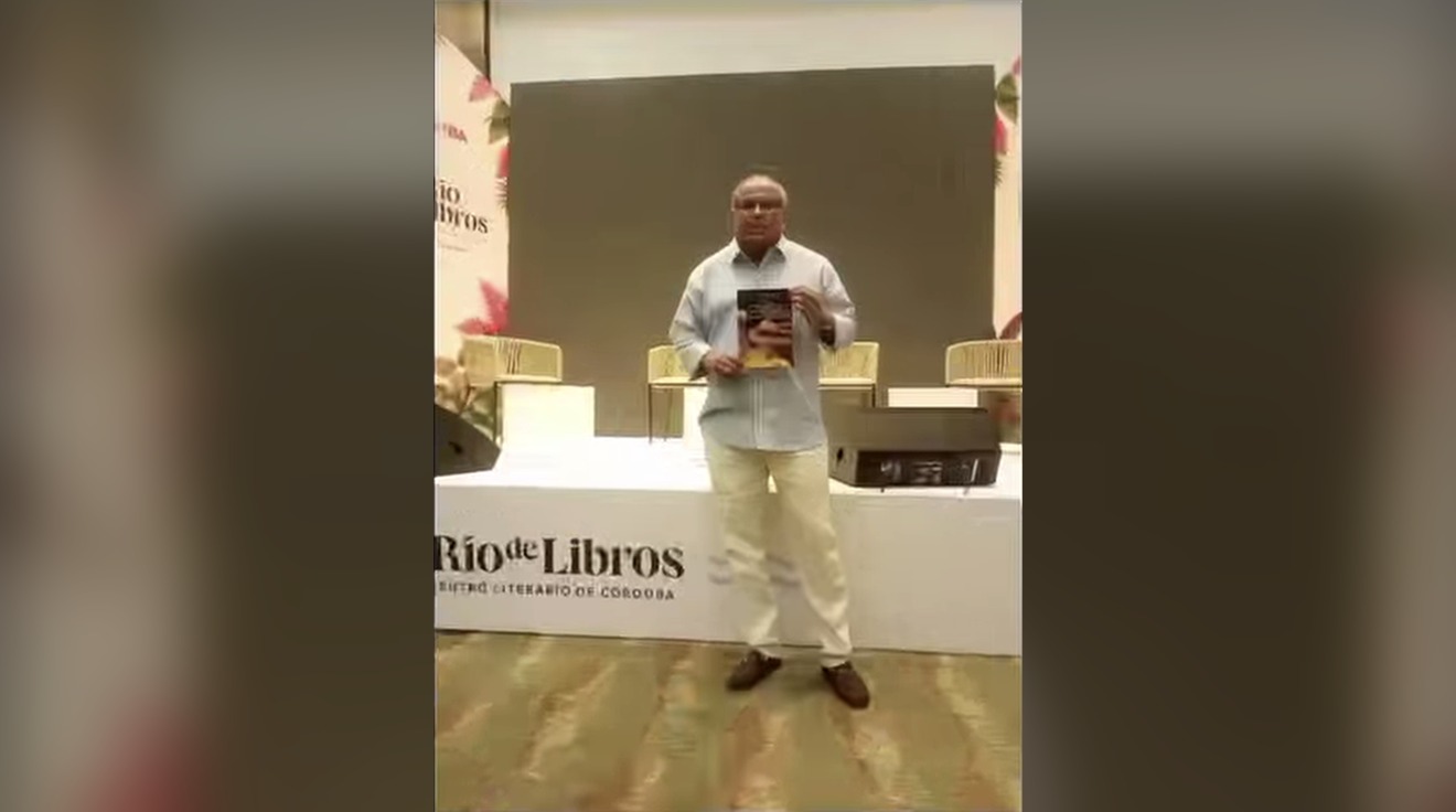 Óscar Montes con un ejemplar de Las otras rayas del tigre.