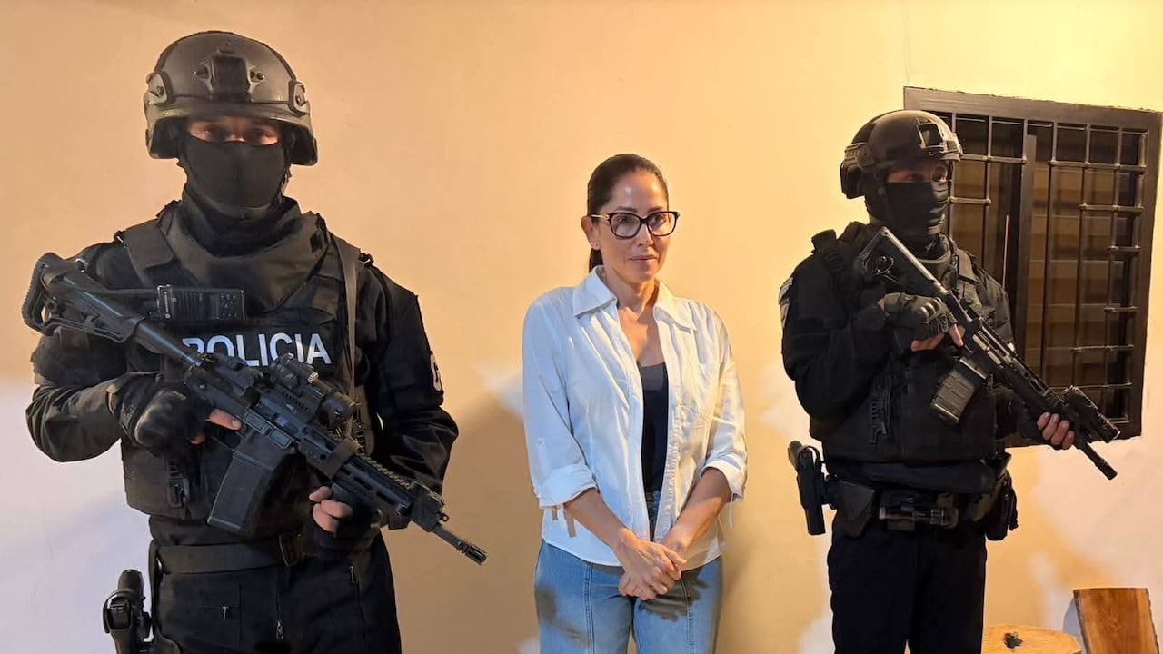Luisa González, custodiada por la Policía de Ecuador tras su captura
