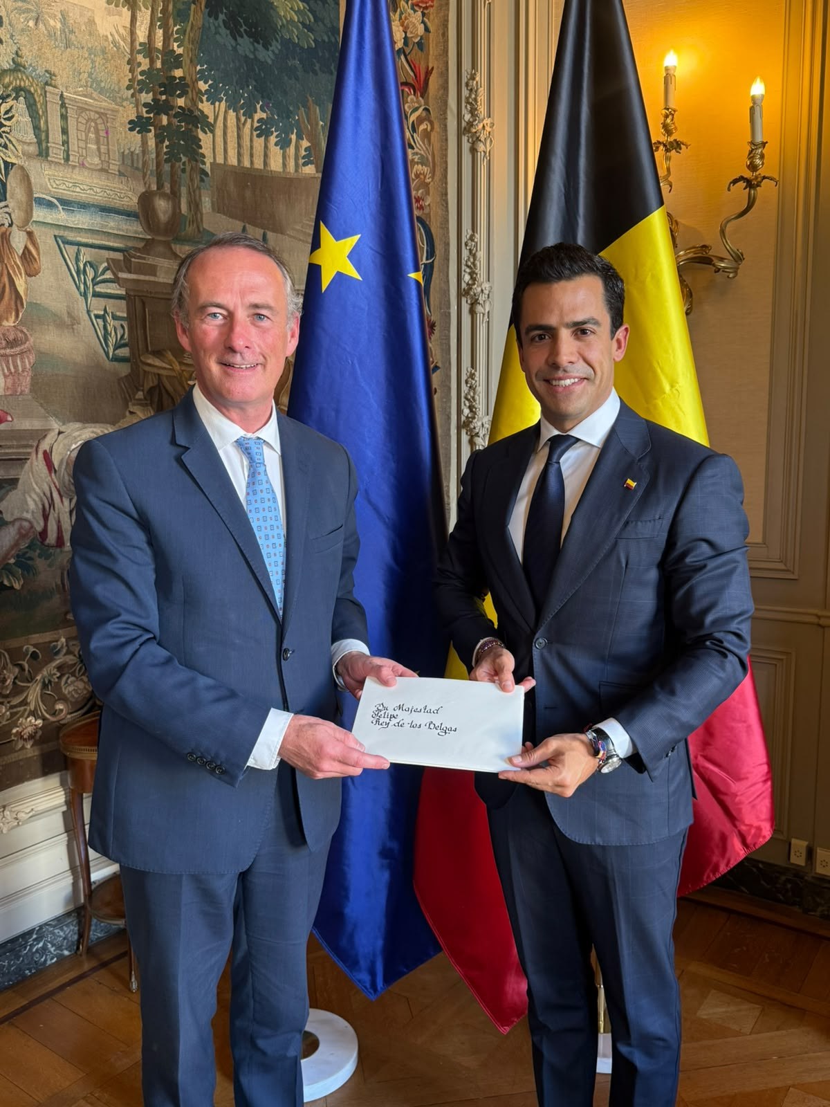 El embajador Juan Gonzalo Ospina entrega las copias de sus cartas credenciales al director de Protocolo de Bélgica, Pierre Cartuyvels.