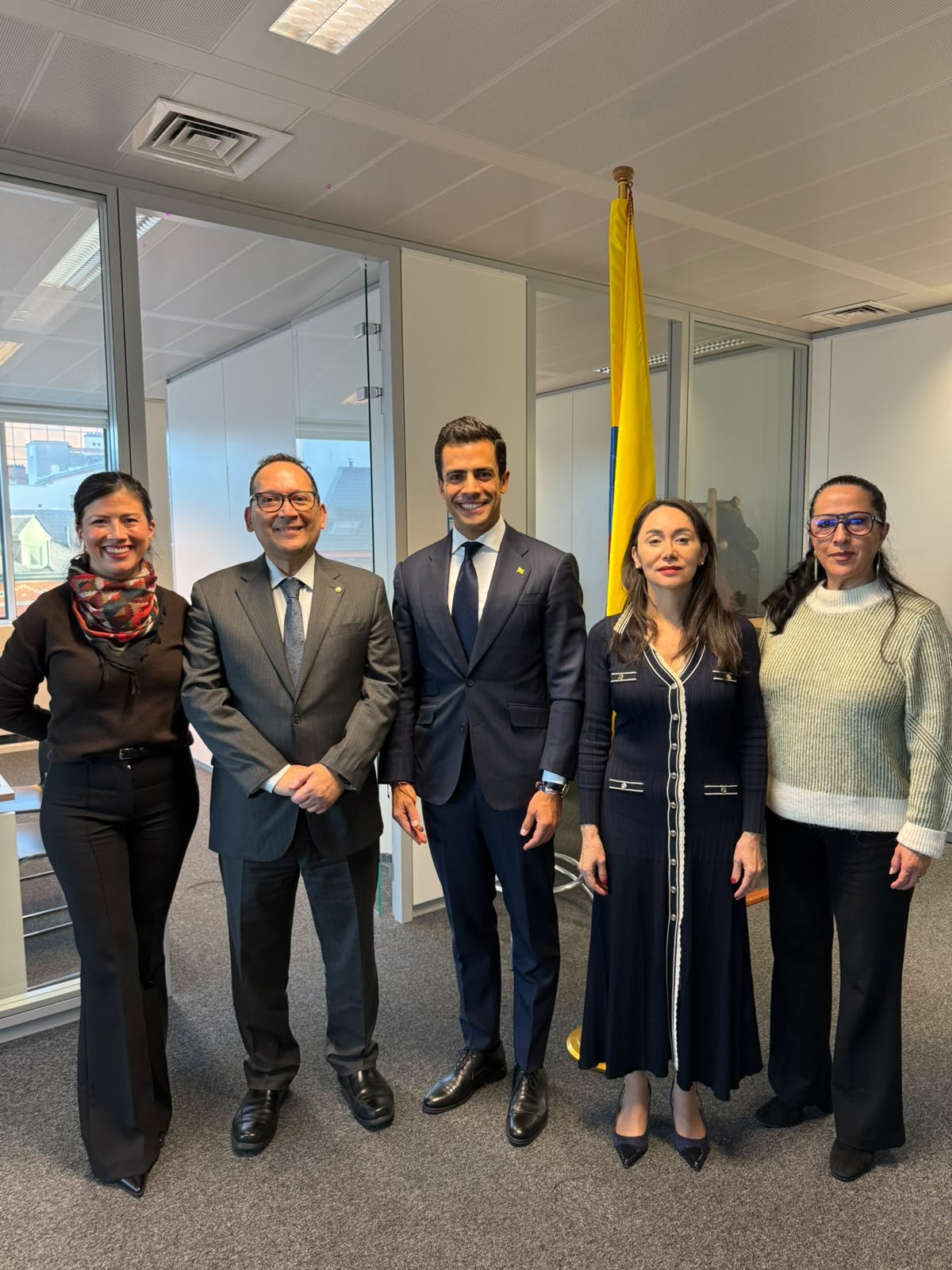 El embajador Juan Gonzalo Ospina con el equipo del Consulado de Colombia en Bruselas.