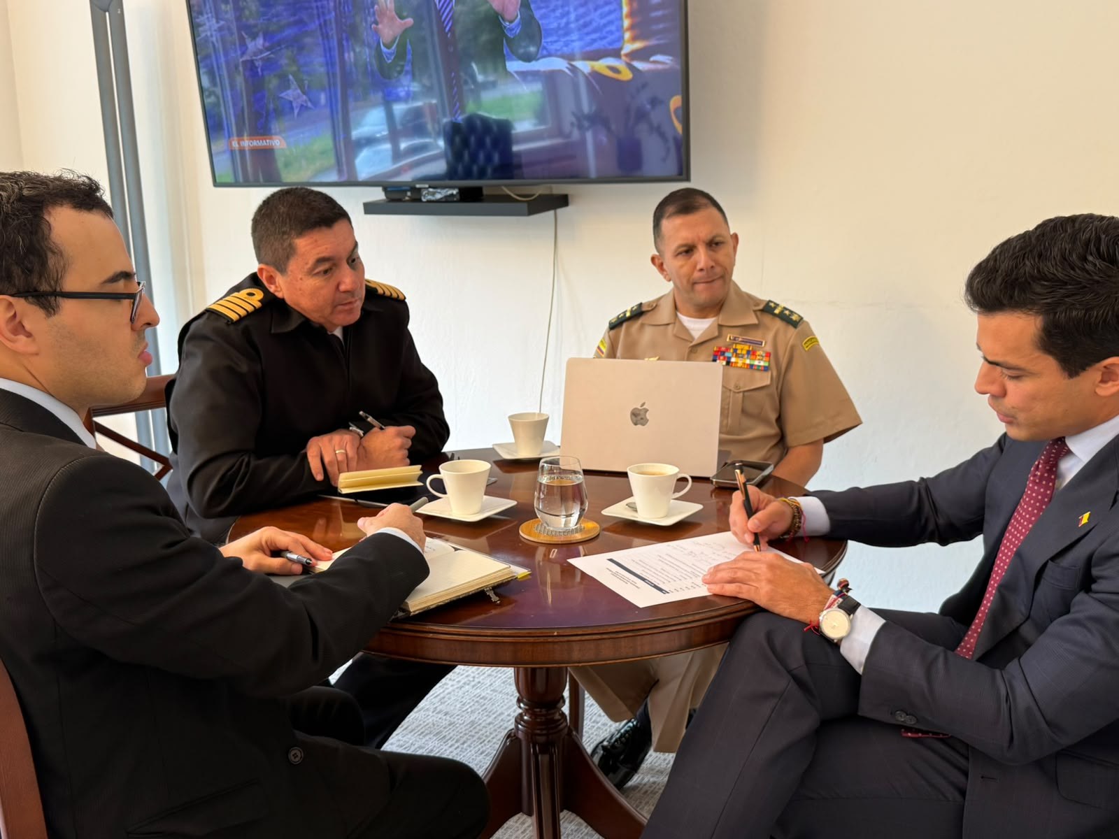 Reunión del embajador con la delegación de la Fuerza Pública de Colombia en Bélgica.