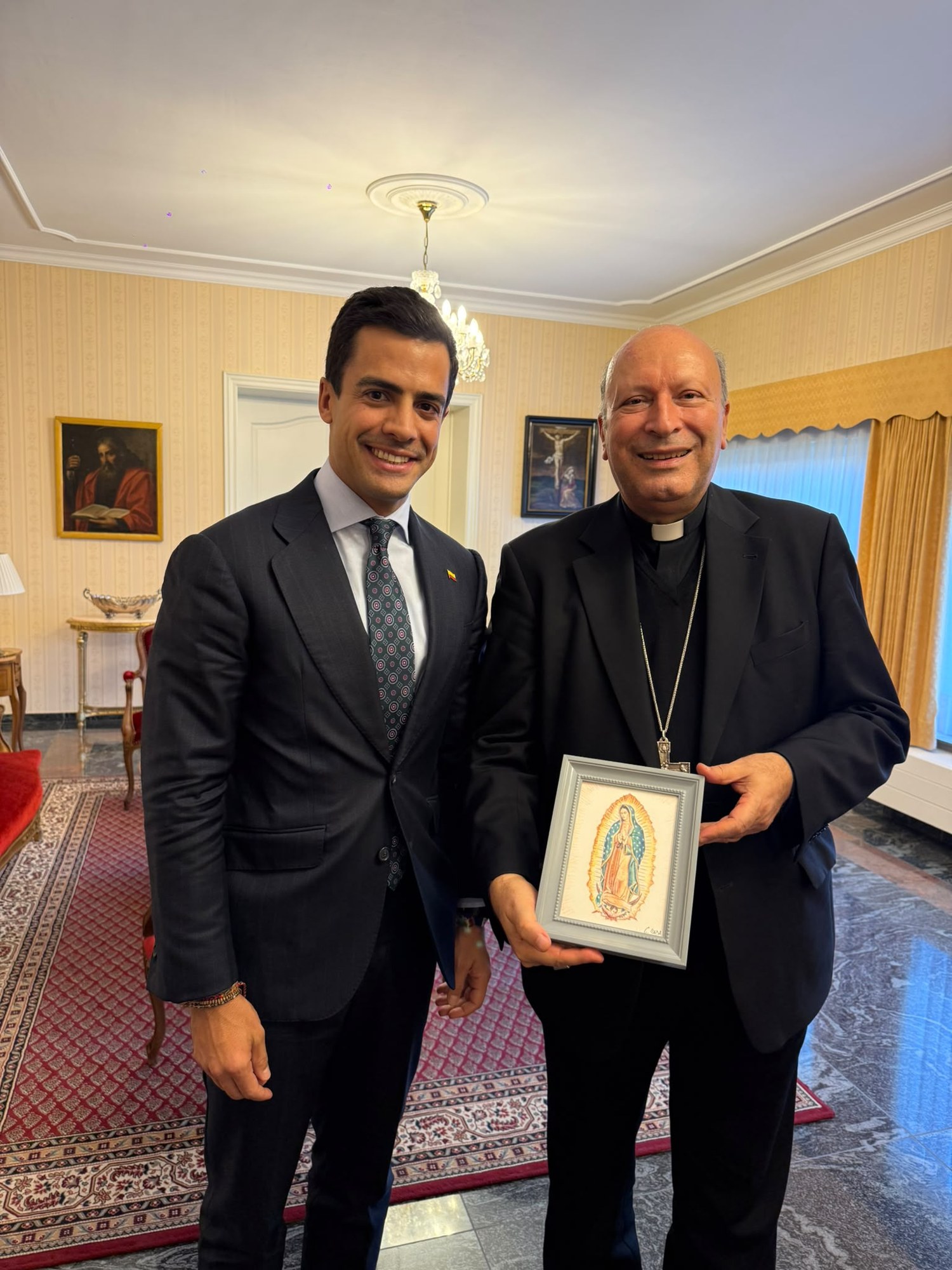 El embajador Ospina y monseñor Coppola, con una imagen de la Virgen de Guadalupe.