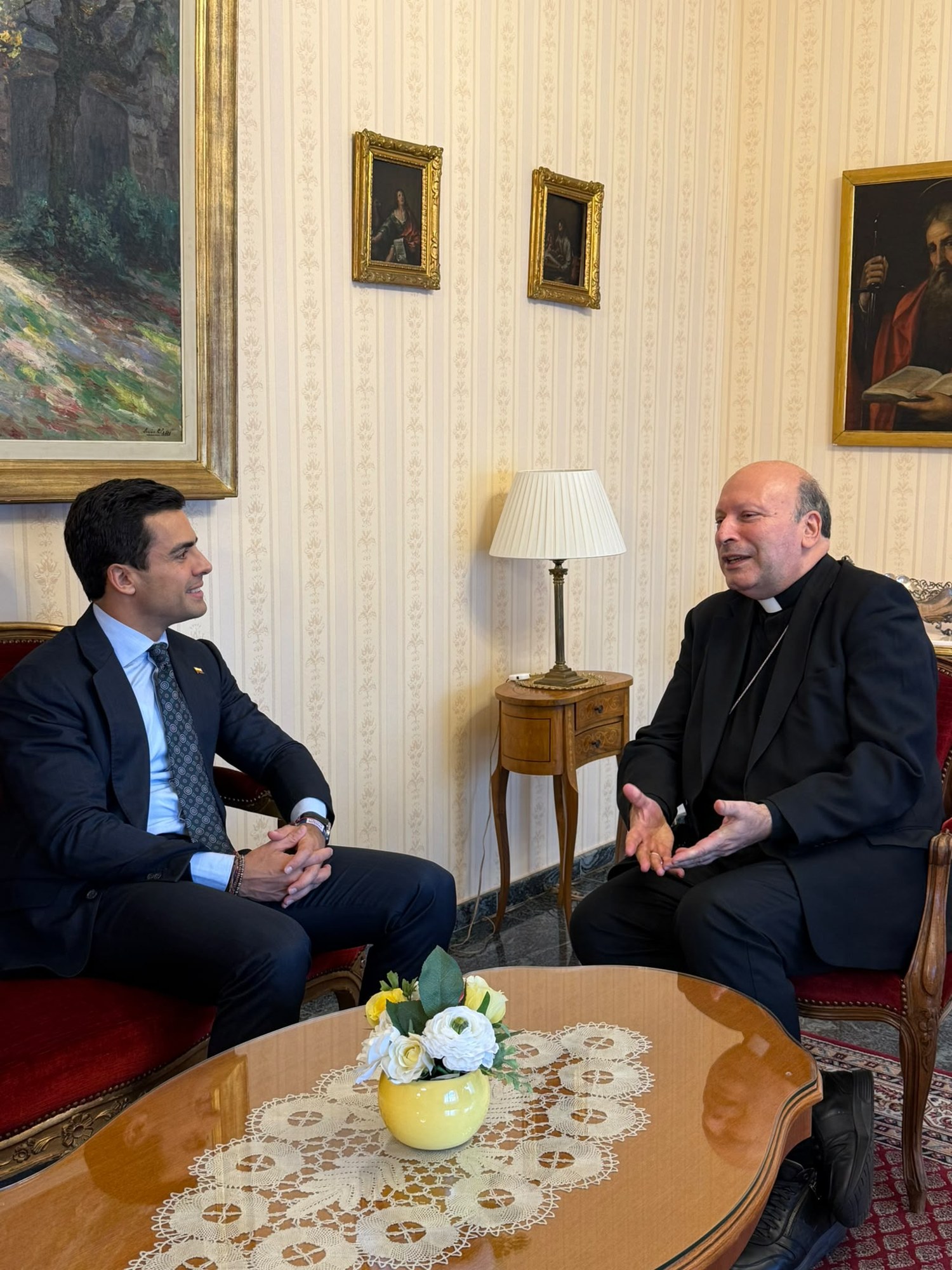 Un momento de la reunión entre el embajador Ospina y monseñor Coppola.