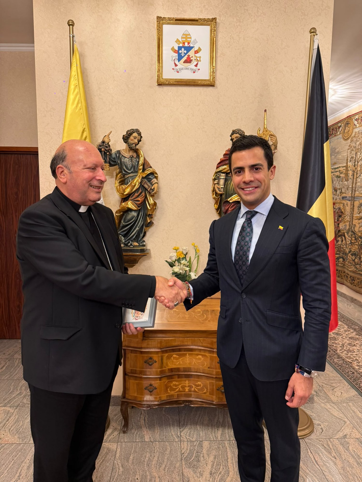 El embajador Juan Gonzalo Ospina y el nuncio apostólico Franco Coppola, en la Nunciatura en Bruselas.