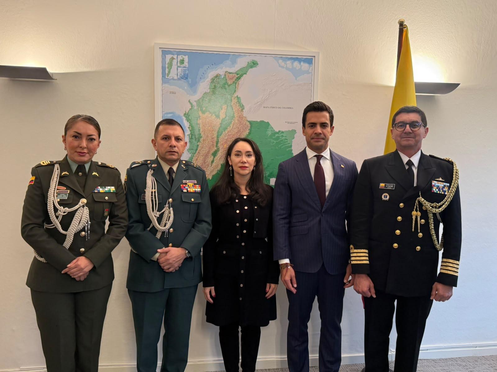 El embajador con la ministra plenipotenciaria y los agregados militar, naval y de Policía de Colombia en Europa.
