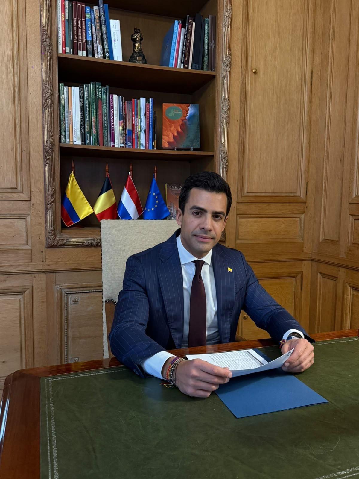 El embajador Juan Gonzalo Ospina en su despacho de la Embajada en Bruselas.