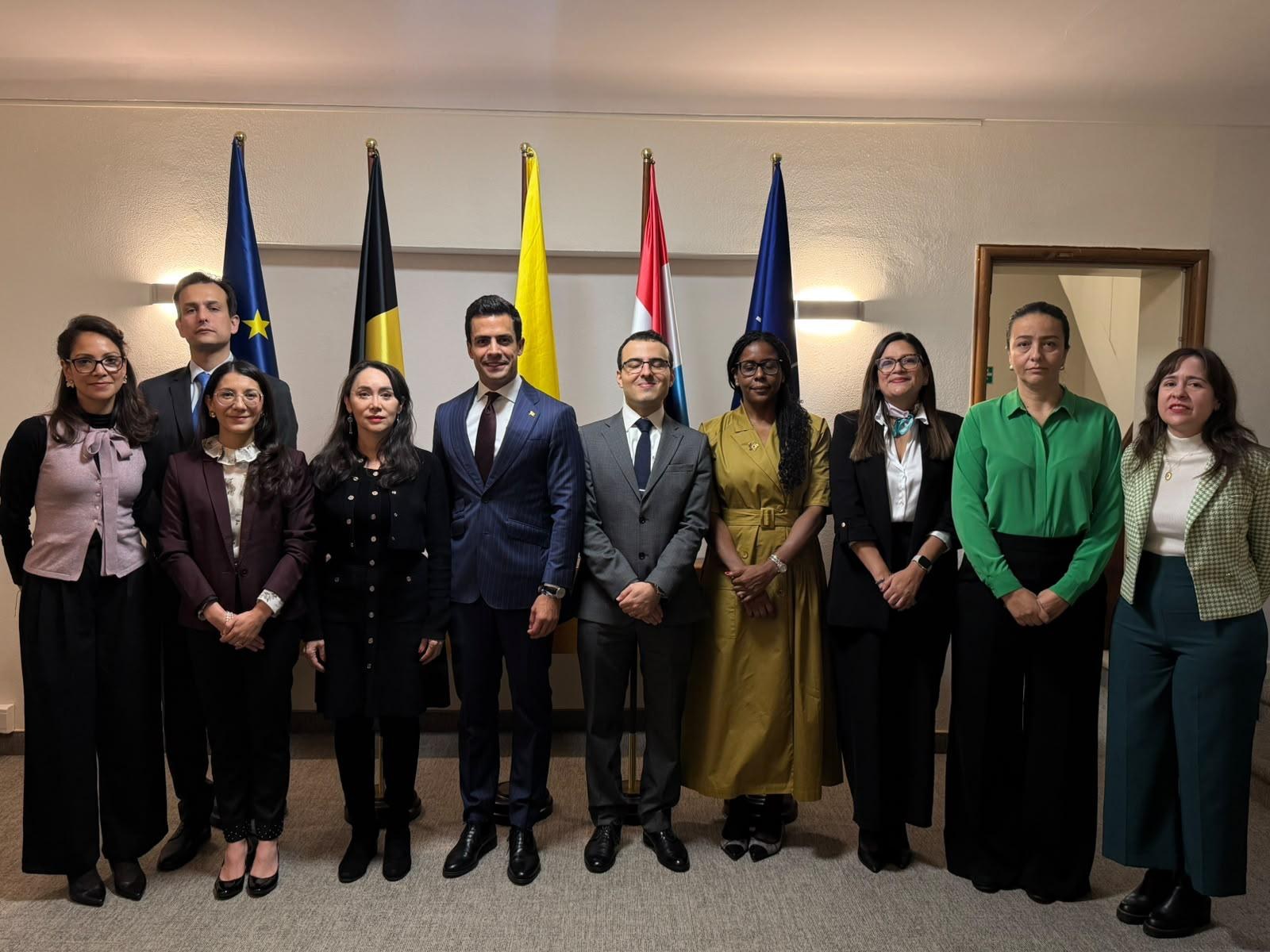 El embajador Juan Gonzalo Ospina con el equipo diplomático de la Embajada de Colombia en Bruselas.