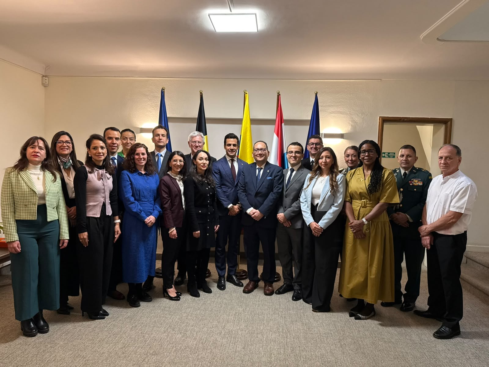 El embajador Juan Gonzalo Ospina con el equipo de la Embajada de Colombia en Bruselas