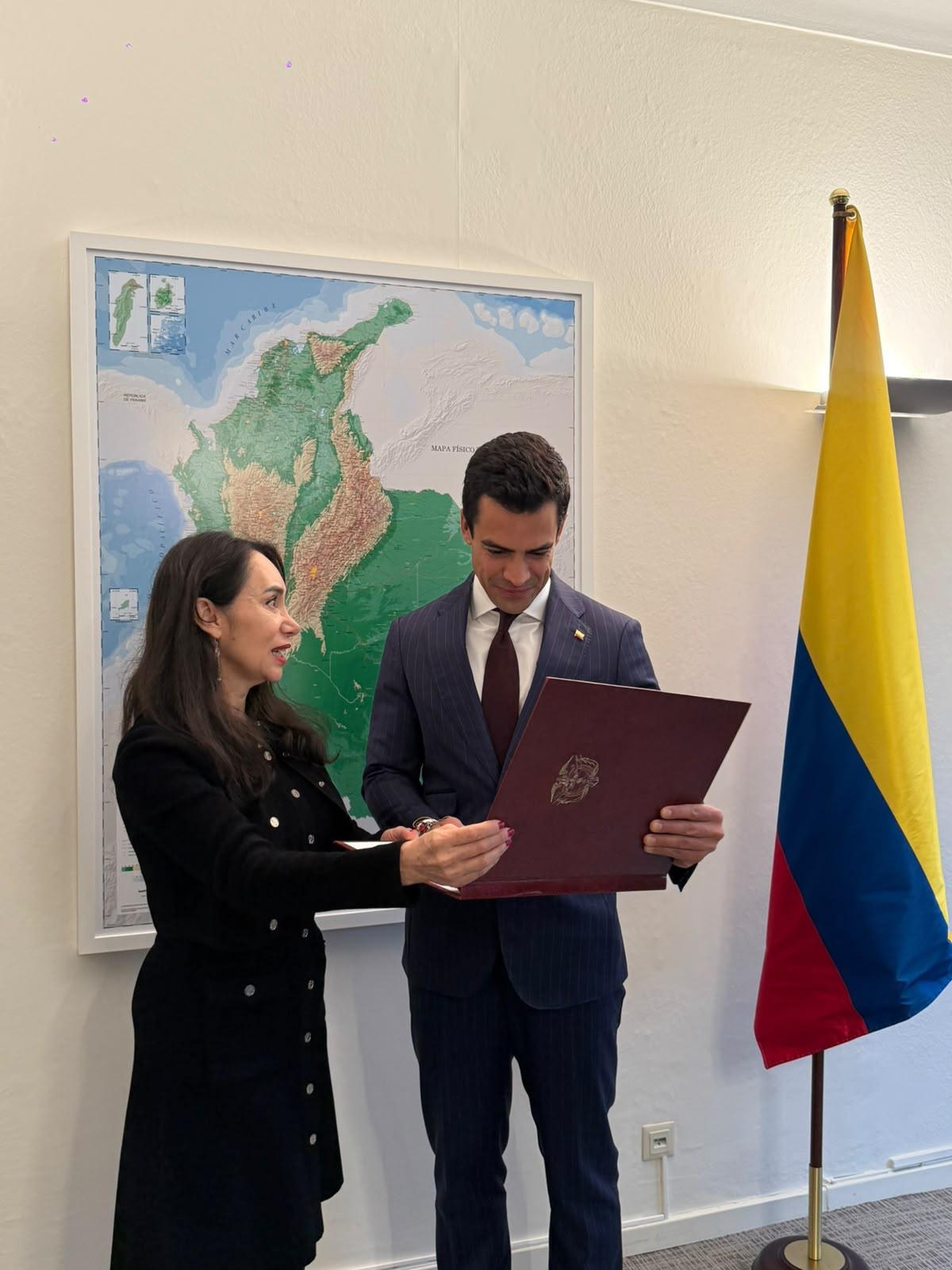 La ministra plenipotenciaria Nohra Quintero Correa y el embajador Juan Gonzalo Ospina durante la posesión.
