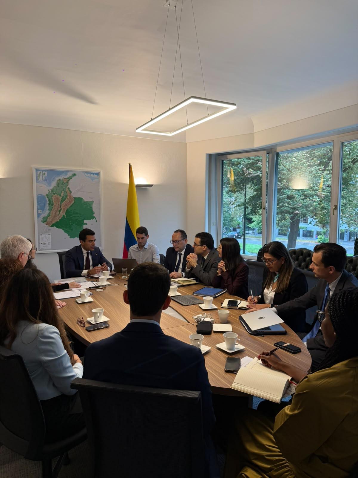 Primera reunión de trabajo del embajador Juan Gonzalo Ospina con el equipo de la Embajada en Bruselas.