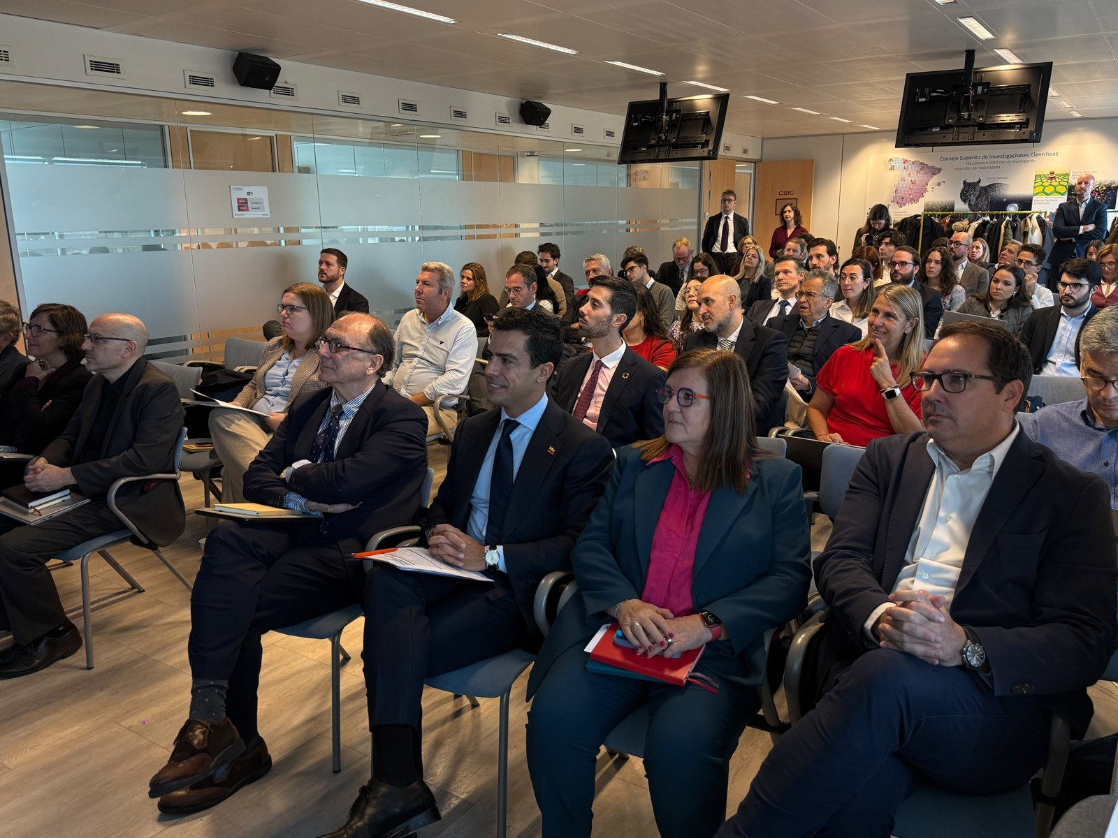 El embajador Juan Gonzalo Ospina, en primera fila, durante la Spain Digital Week en Bruselas.