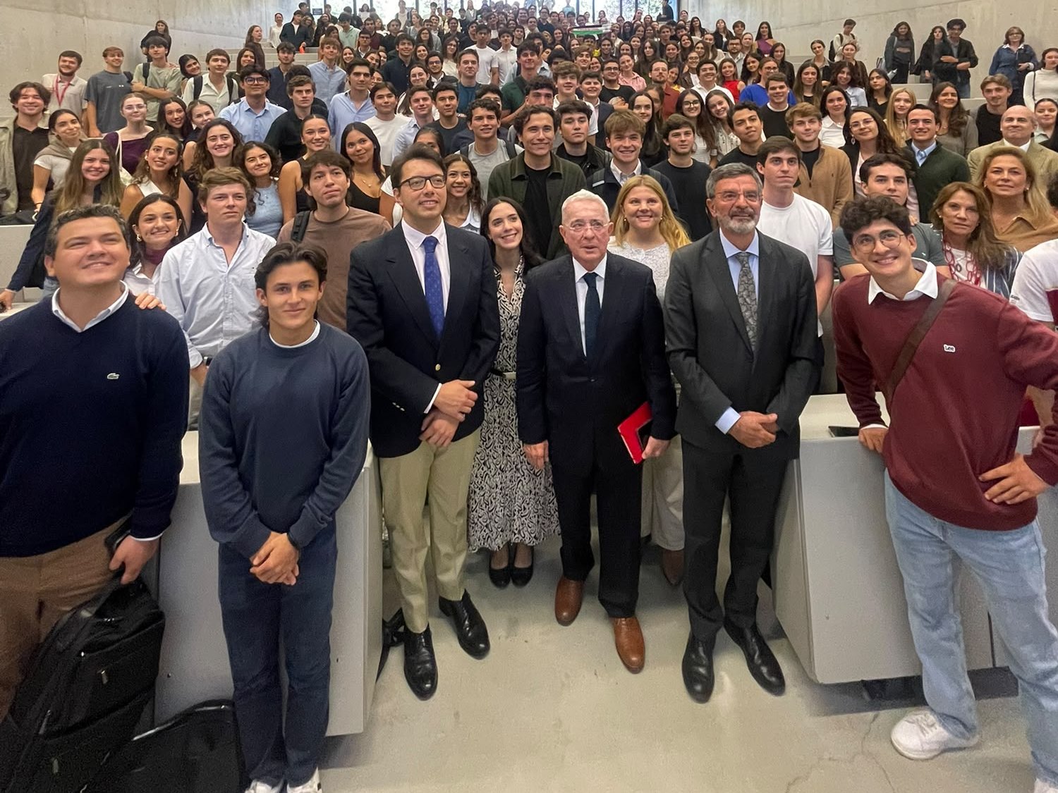 Álvaro Uribe Vélez con estudiantes y profesores en el aula de la Universidad de Navarra