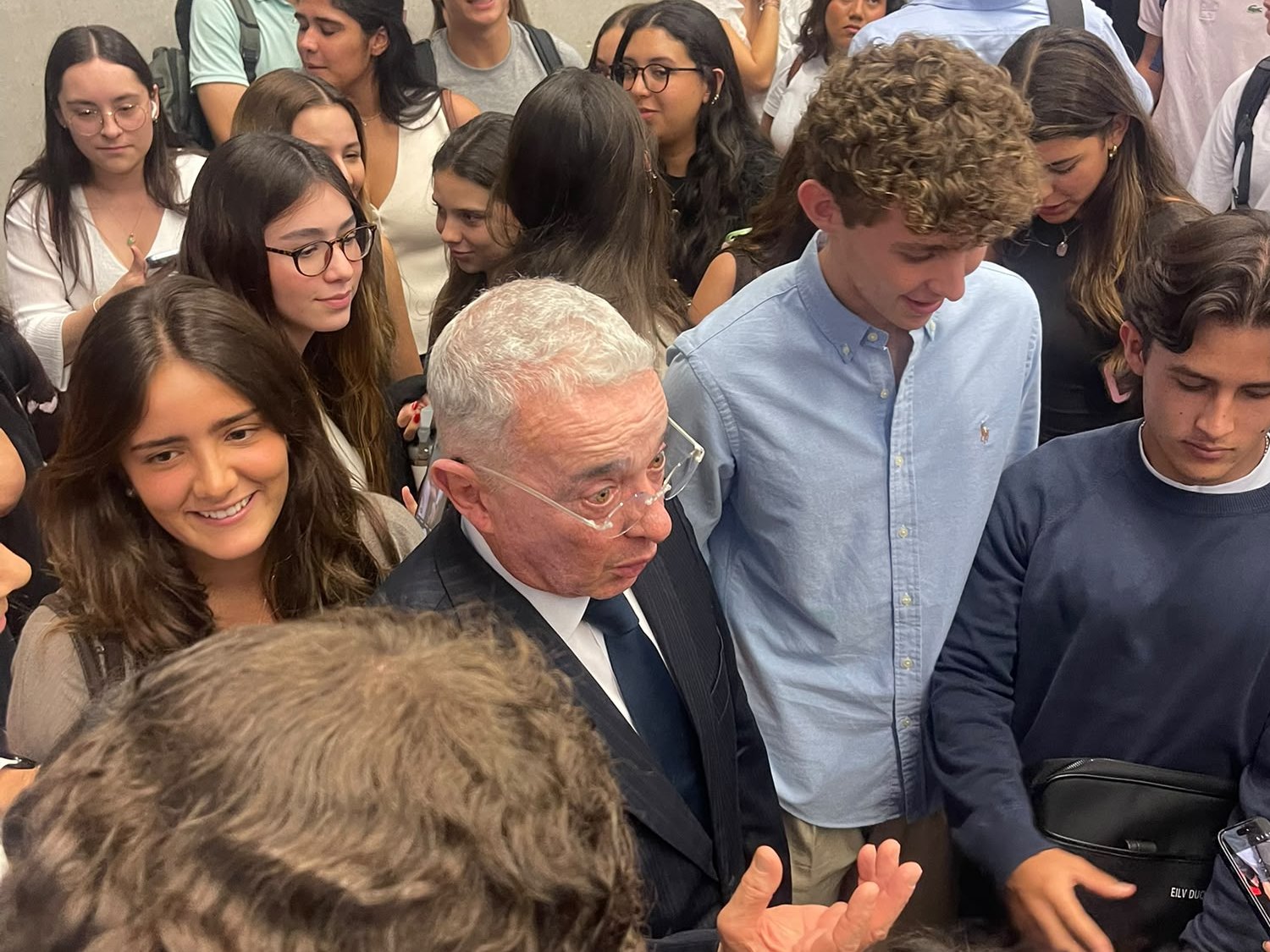 El expresidente Álvaro Uribe Vélez conversa con estudiantes de la Universidad de Navarra
