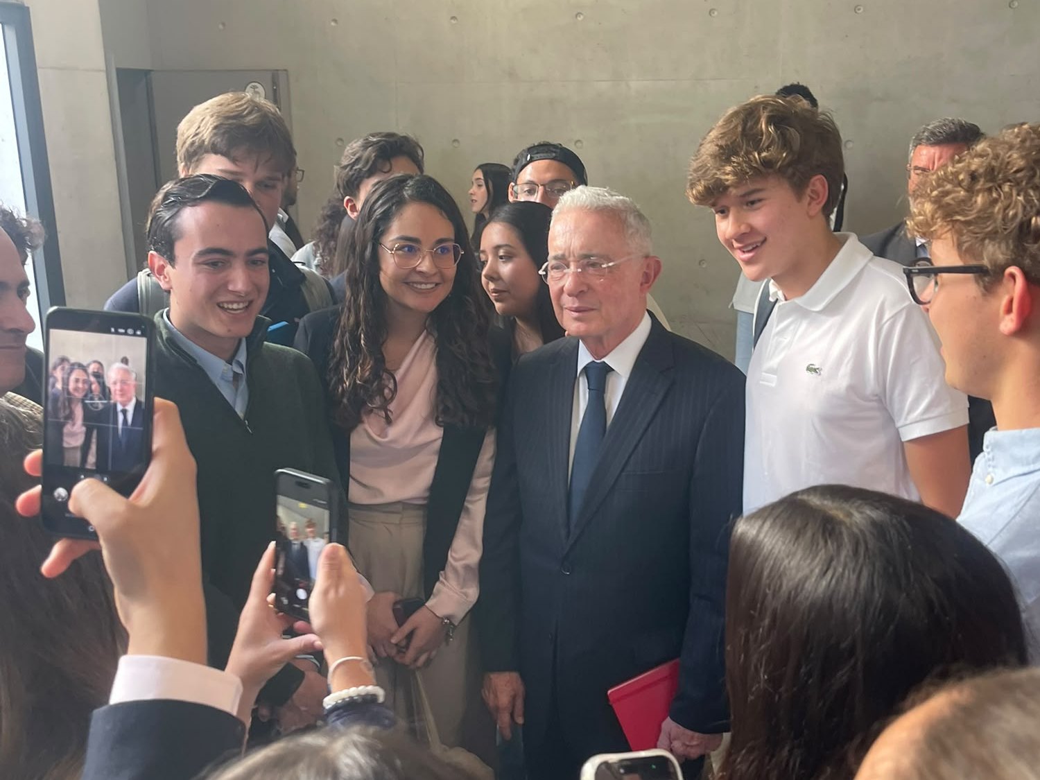 Estudiantes de la Universidad de Navarra se toman fotos con Álvaro Uribe Vélez