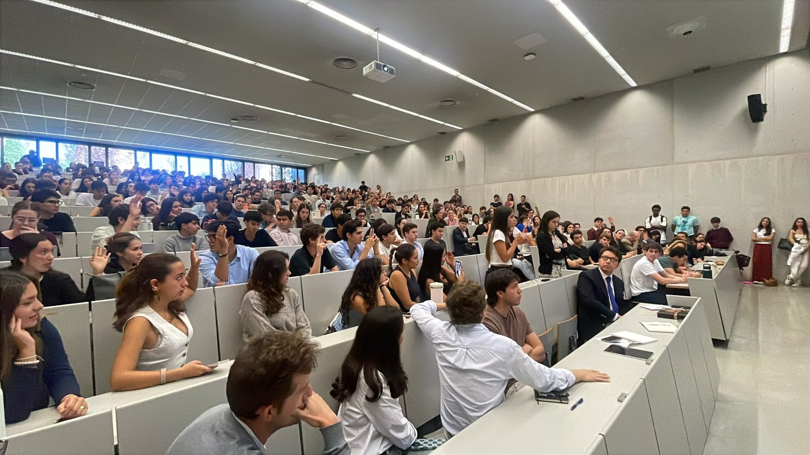 El aula de la Universidad de Navarra durante el encuentro con Álvaro Uribe Vélez