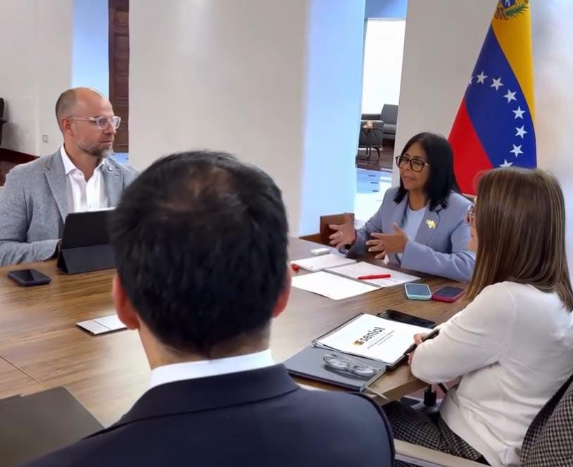 Delcy Rodríguez en la reunión con el Seniat